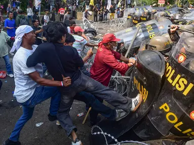 Ricuh Warnai Eksekusi Lahan Hotel Sultan