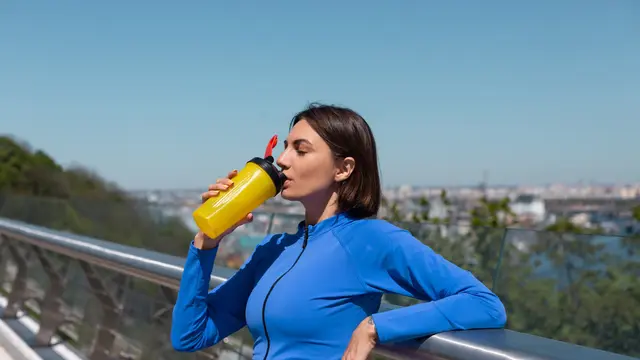 2. Selalu Bawa Botol Minum Sendiri