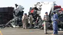 Petugas berada di lokasi kecelakaan yang melibatkan truk dan bus di jalan raya antara Ibri dan Fahud, Oman bagian barat, Selasa (1/3). Sebanyak 18 orang dari beberapa kewarganegaraan tewas dan 14 lainnya luka-luka. (STRINGER/Omani Police/AFP)