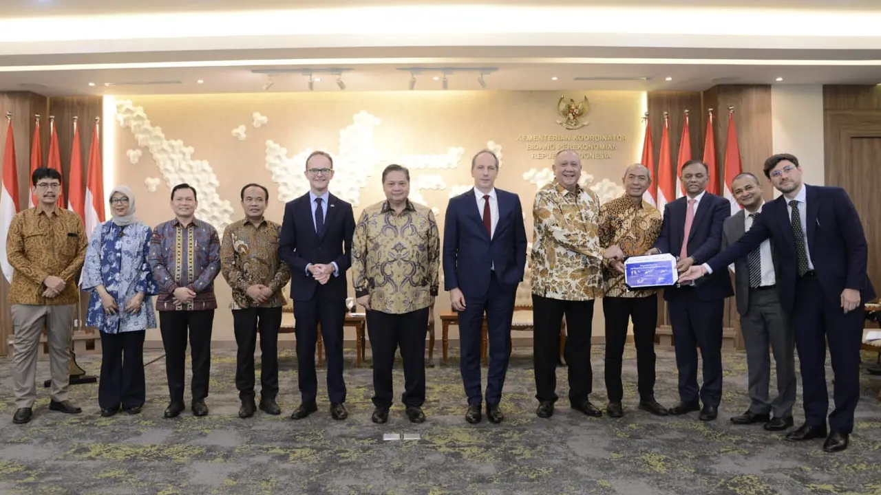 Standard Chartered dan Proparco Dukung PLTS Terapung Pertama Indonesia