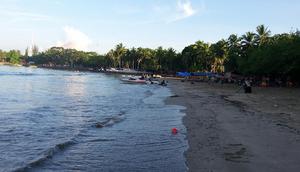 Destinasi wisata Pantai Carita Banten meemberikan kesempatan warga sekitar mencari penghidupan (Liputan6.com / Fadjriah Nurdiasih)