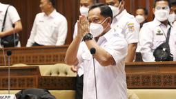 Menteri Dalam Negeri Tito Karnavian (baju putih) bersiap mengikuti rapat kerja dengan Komisi II DPR RI di Kompleks Parlemen Jakarta, Rabu (13/4/2022). Raker tersebut membahas persiapan pemilu serentak pada 2024. (Liputan6.com/Angga Yuniar)