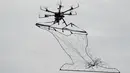 Drone yang dilengkapi dengan jaring saat diuji coba dalam latihan penanggulangan terorisme di Tokyo, Jepang, Minggu (17/1). Drone tersebut berguna untuk membantu pollisi menangkap para pelaku kejahatan teror.  (AFP/Toshifum Kitamura)