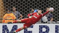 Kiper Juventus, Michele Di Gregorio, melakukan penyelamatan atas tembakan pemain Real Madrid, Federico Valverde, dalam laga babak 16 besar Piala Dunia Antarklub di Miami Gardens, Florida,&nbsp;Rabu (2/7/2025). (AP Photo/Rebecca Blackwell)