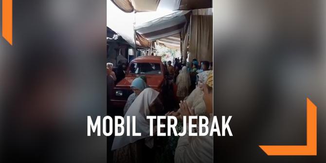 VIDEO: Rekaman Mobil Terjebak di Tengah Pesta Pernikahan
