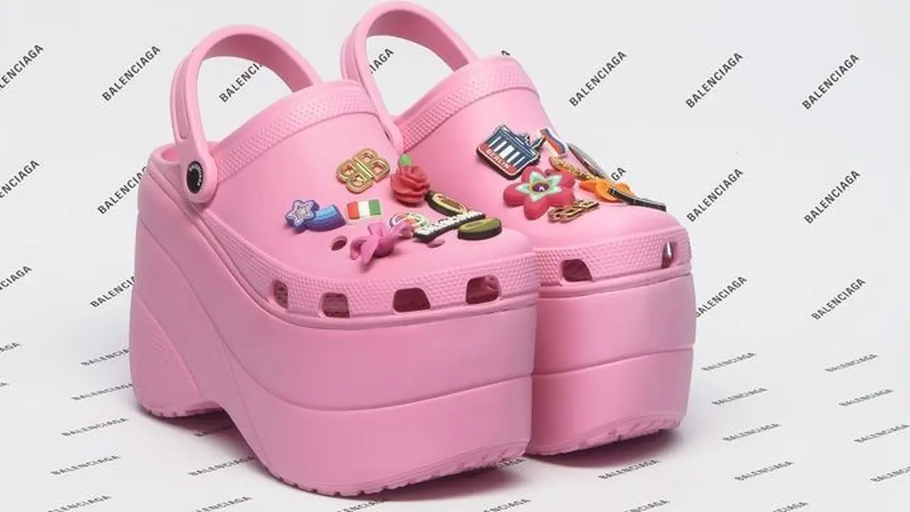 Kolaborasi Crocs dan Balenciaga Hadirkan Sepatu Berdesain Unik