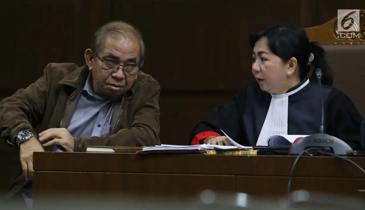 Terdakwa kasus dugaan suap limbah sawit yang juga mantan Ketua Komisi B DPRD Provinsi Kalteng Borak Milton (kiri) saat mengikuti sidang lanjutan di Pengadilan Tipikor, Jakarta, Rabu (8/5/2019). Sidang tersebut beragenda mendengar keterangan dua orang saksi (Liputan6.com/Helmi Fithriansyah)