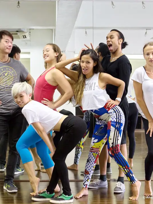 Penampilan Shanty yang menakjubkan di atas panggung berkat latihan selama belasan jam bersama para penari latarnya. (Anastasia Darsono/Bintang.com)