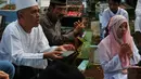 Di hari pertama Lebaran, TPU Karet Bivak terus ramai dikunjungi warga, Jakarta, Senin (28/7/14). (Liputan6.com/Johan Tallo)