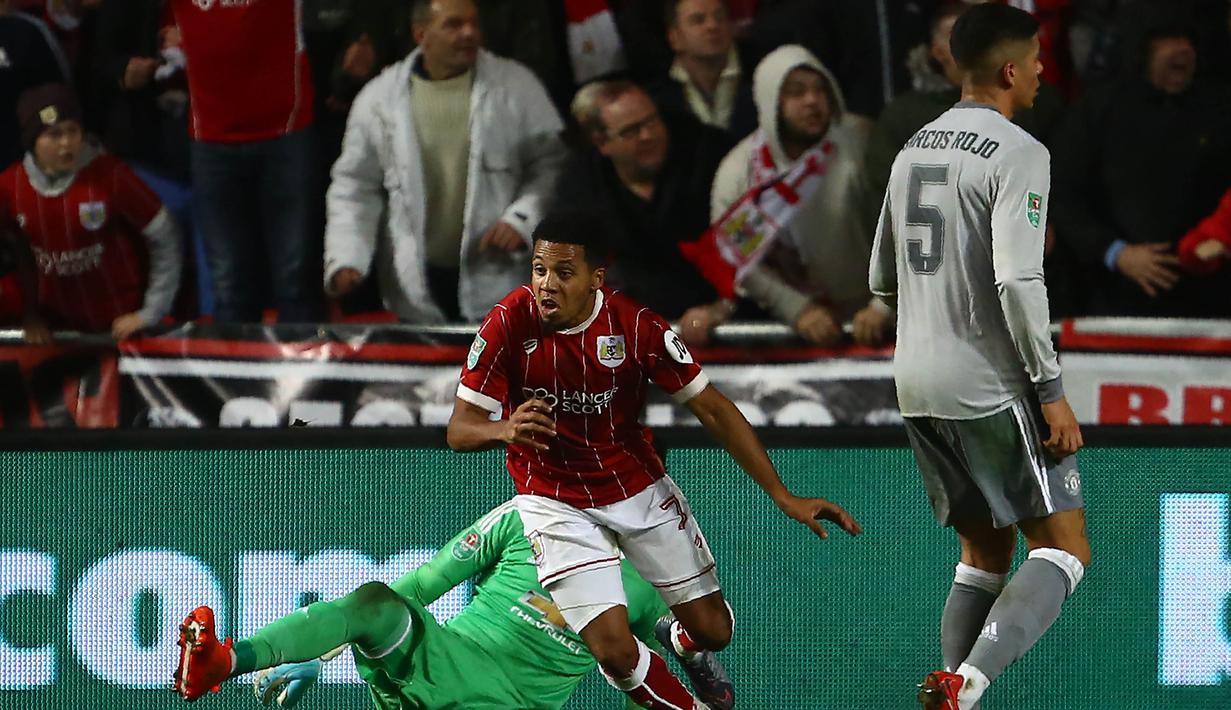 Gelandang Bristol City, Korey Smith, melakukan selebrasi usai mencetak gol ke gawang Manchester United pada laga Piala Liga Inggris di Stadion Ashton Gate, Kamis (21/12/2017). Bristol City menang 2-1 atas Manchester United. (AFP/Geoff Caddick)