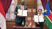 Menteri Luar Negeri RI, Retno Marsudi, dan Wakil Menteri Luar Negeri Sudan Selatan, Honorable Deng Dau Deng Malek, disela-sela Sidang Majelis Umum PBB ke-77 di New York (20/09/22). (Dok: Kemlu RI)