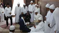 Kunjungi Pesantren Babussalam Langkat, Jokowi Dihadiahi Serban Putih