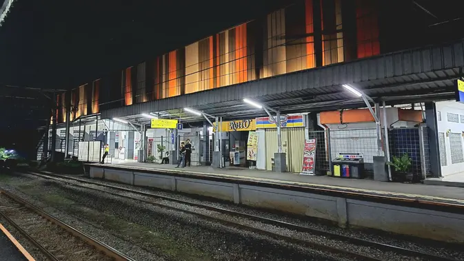 <p>Nuansa Stasiun KRL Jurangmangu (setelah diedit dengan AI Samsung Galaxy S25 FE). Liputan6.com/Matahari Kartika Purusakara.</p>