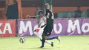 Pemain Persipura Jayapura, Ferinando Pahabol (kiri) berebut bola dengan pemain Arema Cronus Kiko pada laga grup E Piala Jenderal Sudirman di Stadion Maguwoharjo, Sleman, Minggu (13/12/2015) (Bola.com/Nicklas Hanoatubun) 
