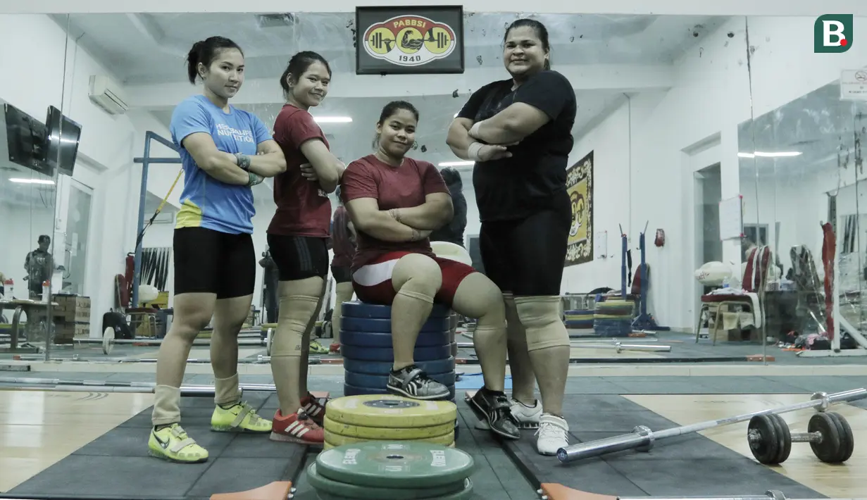 Para atlet angkat besi perempuan Indonesia melakukan pose usai latihan di Wisma Kwini, Jakarta, Senin, (12/6/2018). Para lifter Indonesia terus melakukan persiapan jelang Asiang Games 2018. (Bola.com/M Iqbal Ichsan)