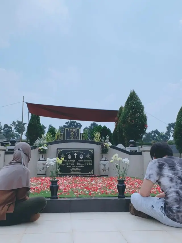 Roger Danuarta Ajak Cut Meyriska ke Makam Orangtuanya