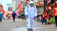 Petugas mendisinfeksi jalan di Urumqi, Daerah Otonomi Xinjiang, China barat laut, Rabu (4/3/2020). Urumqi mengampanyekan sanitasi di seluruh kota guna mencegah penyebaran virus corona (COVID-19). (Xinhua/Wang Fei)