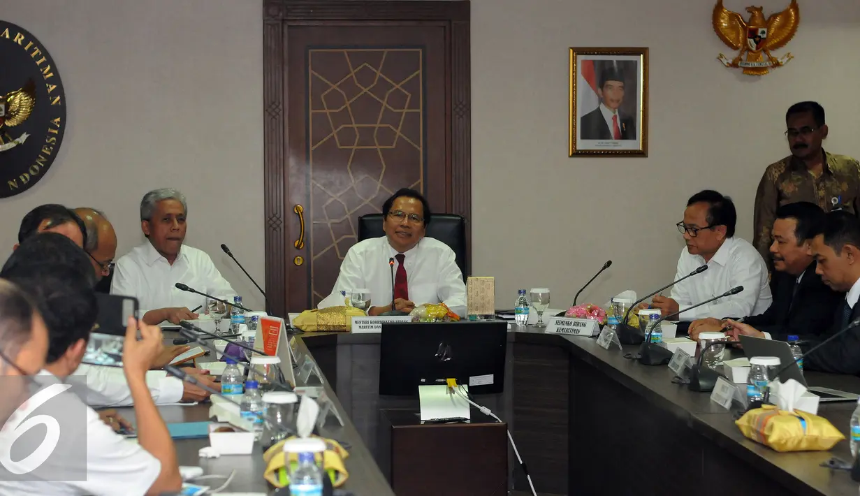 Menteri Koordinator Kemaritiman dan Sumber Daya, Rizal Ramli (tengah) memimpin rapat koordinasi di Gedung BPPT, Jakarta, Senin (21/9/2015). Rakor membahas potensi gas yang ada di Blok Masela yang kian banyak ditemukan. (Liputan6.com/Helmi Fithriansyah)