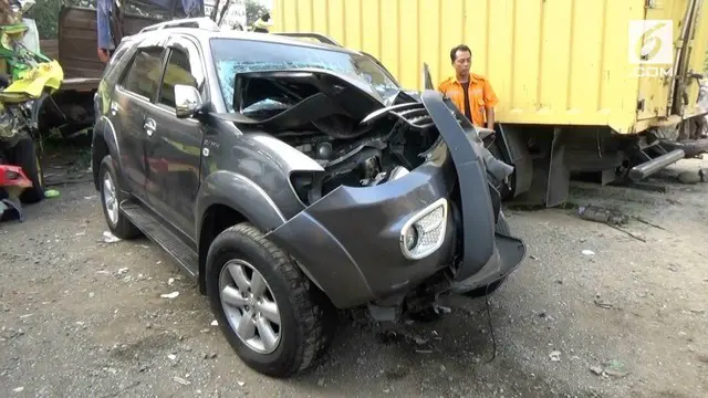 Sebuah minibus yang dikendarai pemudik alami kecelakaan di Tol Cipularang. Akibatnya 3 orang terluka parah.