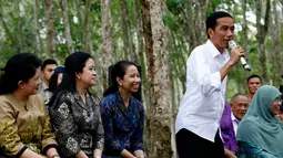 Presiden Joko Widodo memberikan kata sambutan sebelum membagikan Kartu Indonesia Sehat kepada para pekerja di Kabupaten Deli Serdang, Sumatera Utara, Sabtu (18/4/2015). (Liputan6.com/Pool)