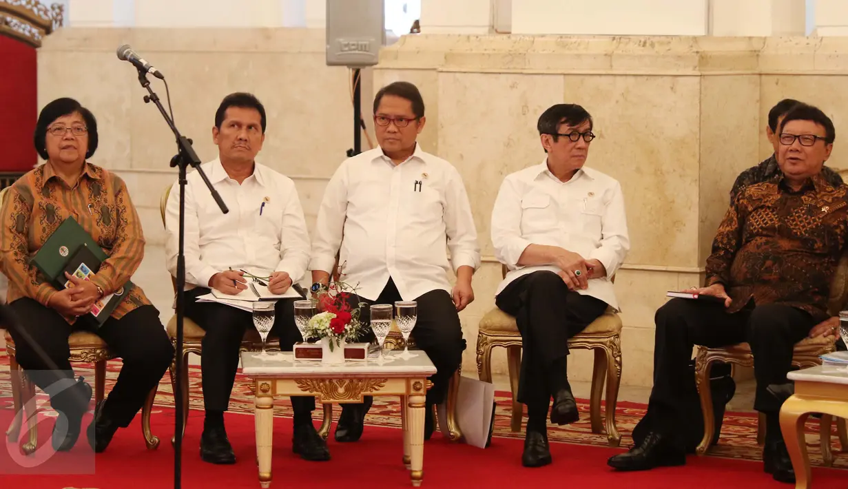 Menteri LHK, Siti Nurbaya Bakar (kiri) bersama para menteri mengikuti sidang kabinet paripurna di Istana Negara, Jakarta Pusat, Rabu (15/3). Sidang kabinet ini peningkatan peringkat Easy od Doing Business (EODB) Tahun 2018. (Liputan6.com/Angga Yuniar)