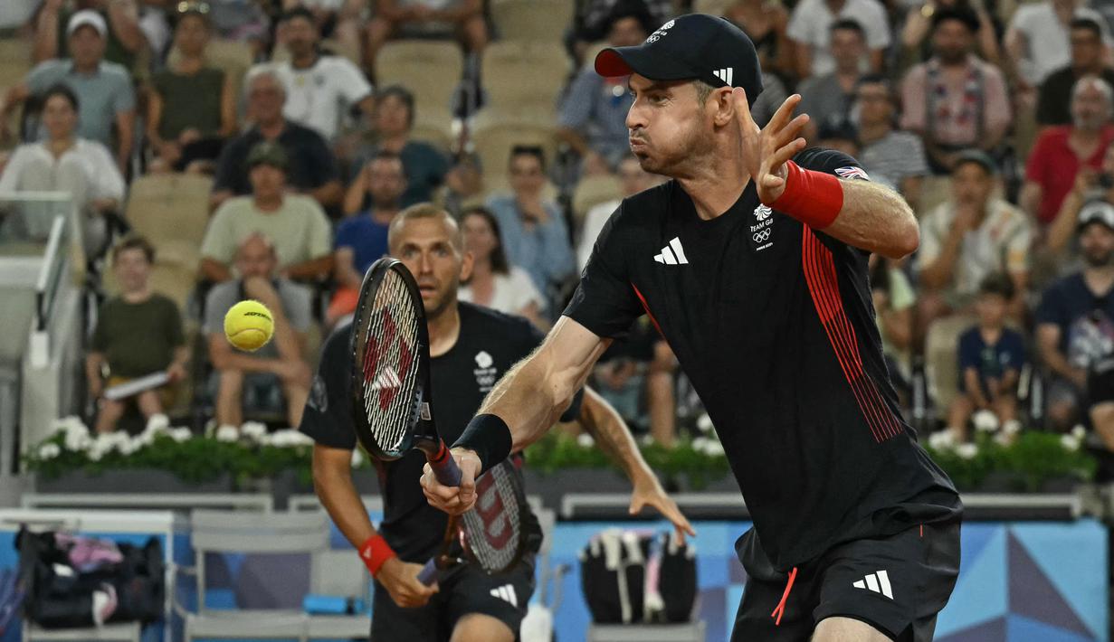Murray, yang telah memenangkan dua medali emas Olimpiade, dan pasangannya, Dan Evans, menyerah 6-2 dan 6-4 dari pasangan Amerika Serikat. (CARL DE SOUZA / AFP)