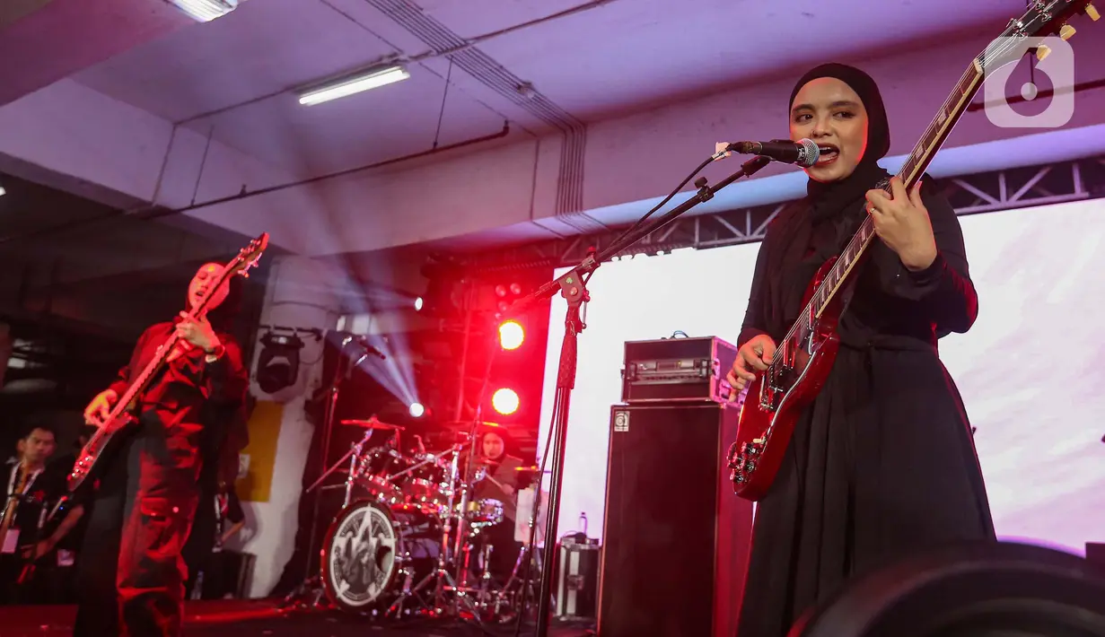 Lewat suara keras dan melodi yang kencang, Voice of Baceprot menyuarakan aspirasi tentang kebebasan berekspresi dan pemberdayaan perempuan. (Liputan6.com/Angga Yuniar)