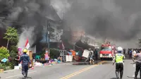 Kebakaran melanda tiga toko mebel dan perabot Tunggal Jaya di Jalan Kartini No 44 A Rembang Kota, Rabu siang (5/8/2020). (Liputan6.com/ Ahmad Adirin)