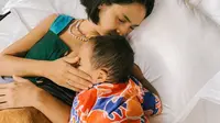 Merayakan pekan ASI sedunia, Andien mengunggah sejumlah potret menyusui anak keduanya, Anaku Tarisma Jingga alias Tabi, selama 3 tahun 7 bulan. (Foto: Dok. Instagram @andienaisyah)