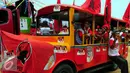 Pendukung Calon Walikota Tangerang Selatan,  Arsid dan Elviere mengikuti Karnaval Sosialisasi Pilkada Damai Kota Tangerang Selatan, Minggu (20/9/2015) KPUD Kota Tangsel mengajak masyarakat untuk mensukseskan Pilkada Serentak. (Liputan6.com/Helmi Afandi)