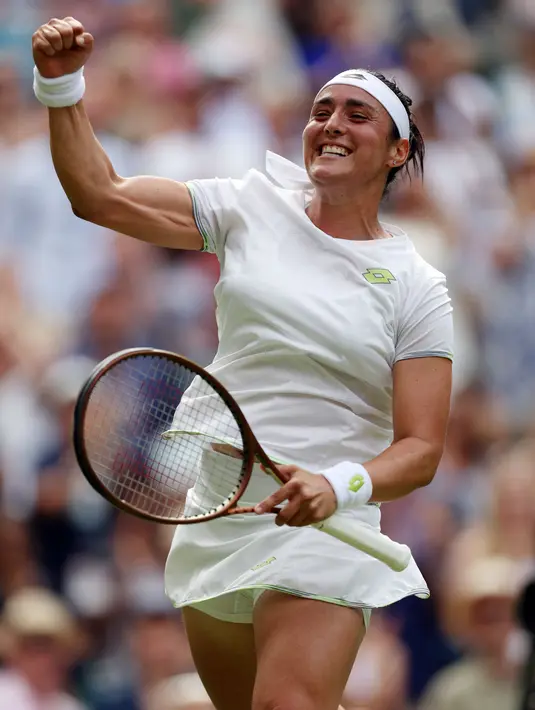 Petenis Tunisia Ons Jabeur merayakan kemenangan atas Petra Kvitova dari Republik Ceko selama pertandingan tenis tunggal putri mereka pada hari kedelapan Kejuaraan Wimbledon 2023 di The All England Tennis Club di Wimbledon, London barat daya, pada 10 Juli 2023. ( Adrian DENNIS / AFP)