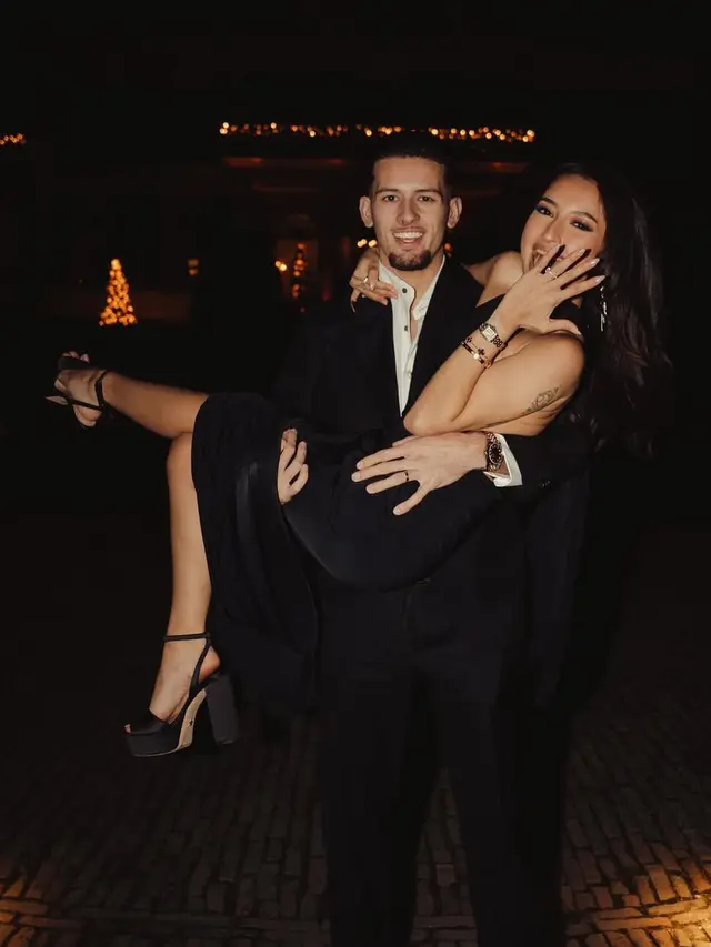 Jennifer Coppen saat Dilamar Justin Hubner pakai cincin berlian. [@jennifercoppenreal20]