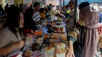 Pedagang melayani pembeli makanan di Pasar Takjil Bendungan Hilir, Jakarta, Rabu (13/3/2024). (Liputan6.com/Herman Zakharia)
