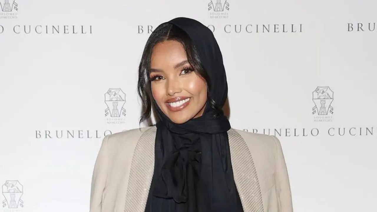 Halima Aden pakai hijab yang memperlihatkan rambutnya