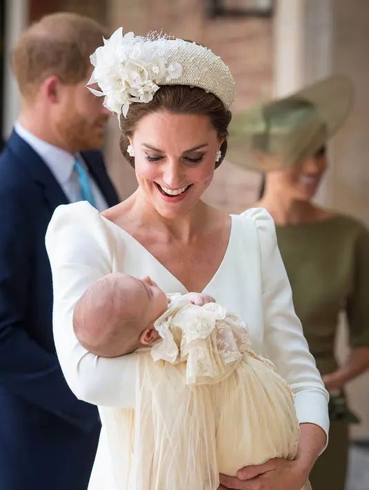 Ia pun memakai busana yang sama dengan kedua kakaknya saat dibaptis dahulu. (DOMINIC LIPINSKI/AP/REX/SHUTTERSTOCK/HollywoodLife)