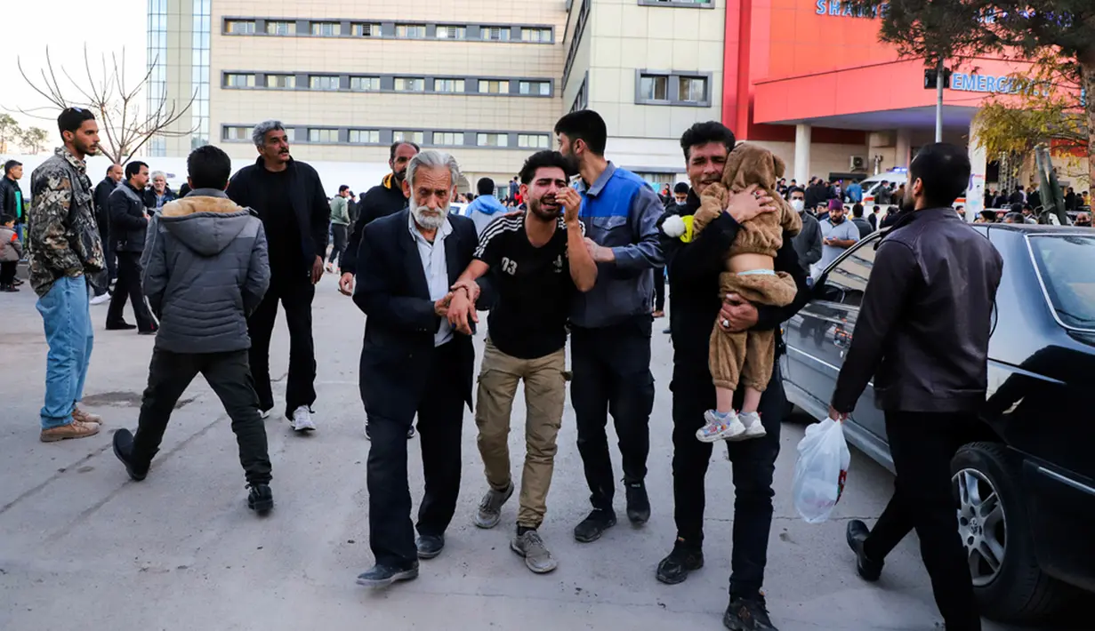 Televisi pemerintah melaporkan ledakan pertama diikuti oleh ledakan kedua setelah 20 menit dekat makam Soleimani di Kerman, Iran. Sampai saat ini, pelaku dua ledakan tersebut belum ditemukan. (Sare Tajalli, ISNA via AP)
