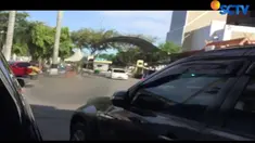 Petugas langsung membantu mengevakuasi rekannya yang terluka menuju ambulance.