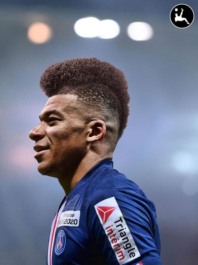 Foto Editan Pesepak Bola dengan Gaya Rambut Mohawk