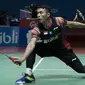 Tunggal putra Indonesia, Jonatan Christie, berusaha mengembalikan kok saat melawan Chou Tien Chen pada laga Indonesia Open 2019 di Istora Senayan, Jakarta, Jumat (19/7). Jojo kalah 21-16, 18-21 dan 14-21. (Bola.com/Peksi Cahyo)