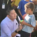 Seskab Teddy Bagikan Rubik dan Protein Bar ke Anak-Anak Korban Gempa NTT