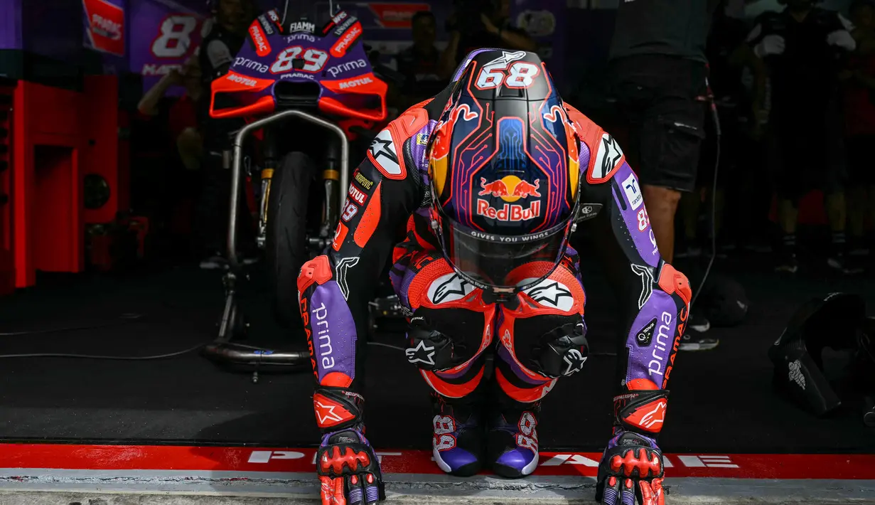 Pembalap Prima Pramac Racing asal Spanyol, Jorge Martin bersiap memulai latihan bebas pertama MotoGP Grand Prix Malaysia di Sirkuit Internasional Sepang, pada 1 November 2024. (MOHD RASFAN/AFP)