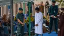 Terpidana pelanggaran syariat Islam menjalani hukum cambuk di Banda Aceh, Senin (21/10/2019). Mahkamah Syariah menvonis 6 kali sabetan cambuk setelah dipotong masa tahanan dua kali cambuk terhadap empat orang pria berprofesi sopir setelah tertangkap sedang bermain judi. (CHAIDEER MAHYUDDIN / AFP)