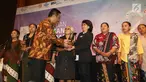Ketua AJI Suwarjono memberikan penghargaan Tasrif Award kepada Suciwati, istri mendiang aktivis HAM Munir Said Thalib pada perayaan Ulang Tahun Aliansi Jurnalis Independen (AJI) Indonesia, di Jakarta, Senin (07/08). (Liputan6.com/Angga Yuniar)