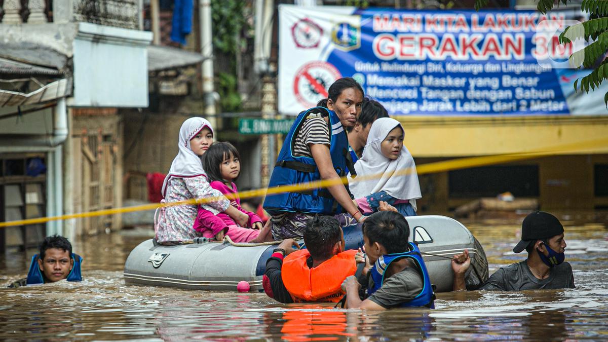 Bupati JKA Selamatkan Warga Terjebak Banjir di Surantih