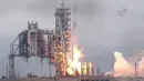 Roket Falcon 9 milik SpaceX bersiap meluncur dari landasan 39A, Kennedy Space Center, Florida, AS, Minggu (19/2). Roket Falcon 9 membawa kapsul Dragon berisi 2,5 ton perbekalan untuk para astronaut di ISS. (AFP PHOTO / NASA)