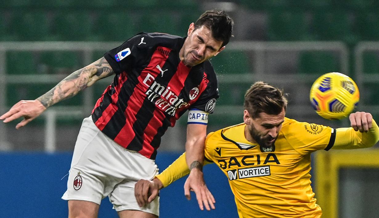 Bek AC Milan, Alessio Romagnoli (kiri) berduel udara dengan striker Udinese, Fernando Llorente dalam laga lanjutan Liga Italia 2020/21 pekan ke-25 di San Siro Stadium, Rabu (3/3/2021). AC Milan bermain imbang 1-1 dengan Udinese. (AFP/Miguel Medina)