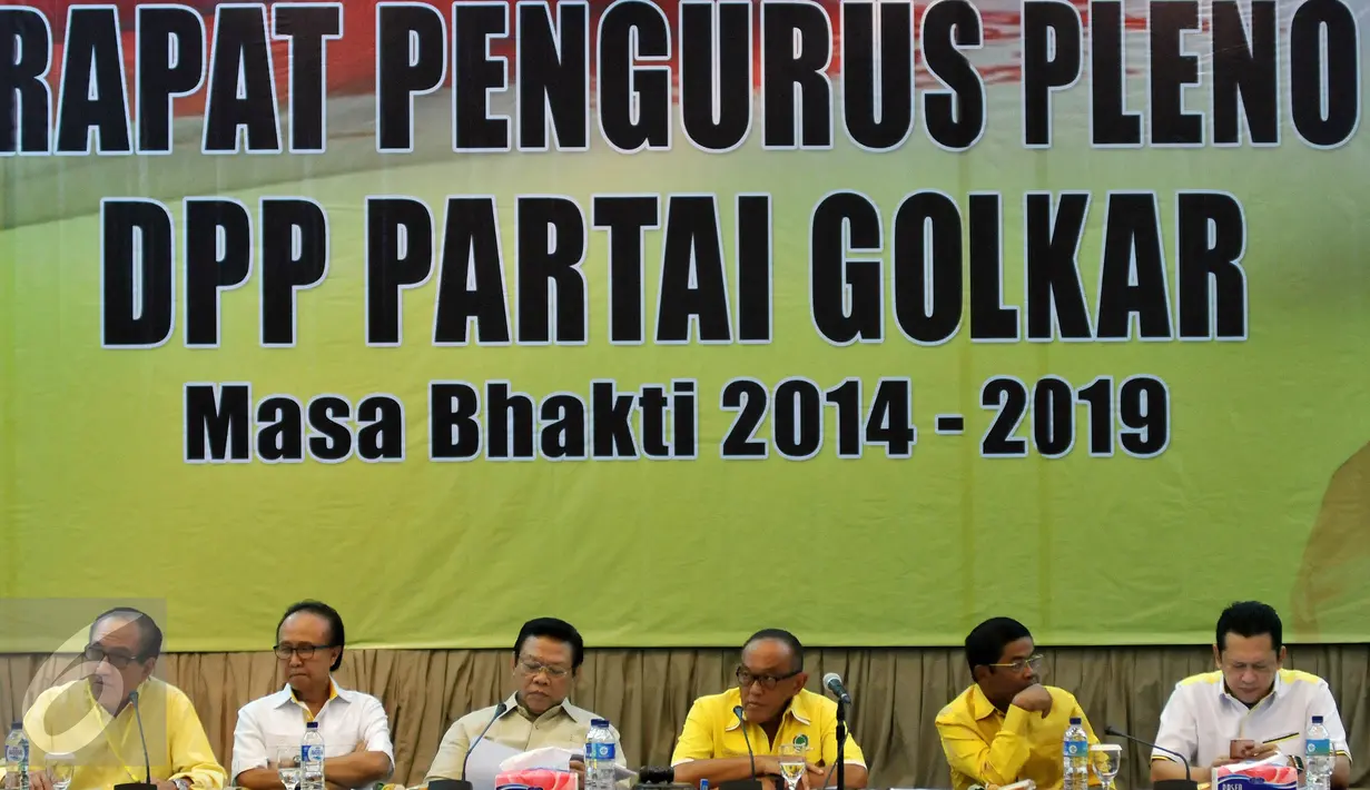 Ketua Umum Partai Golkar, Aburizal Bakrie (ketiga kanan) memimpin rapat pengurus pleno di gedung DPP Partai Golkar, Jakarta, Kamis (7/4/2016). Rapat tersebut merumuskan gelaran Munas Partai Golkar yang akan digelar di Bali. (Liputan6.com/Johan Tallo)