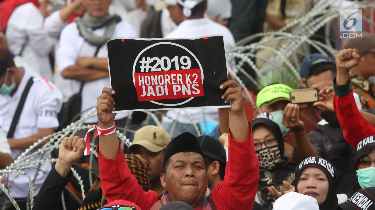 Minta Diangkat Jadi PNS, Ribuan Honorer Geruduk Istana Merdeka