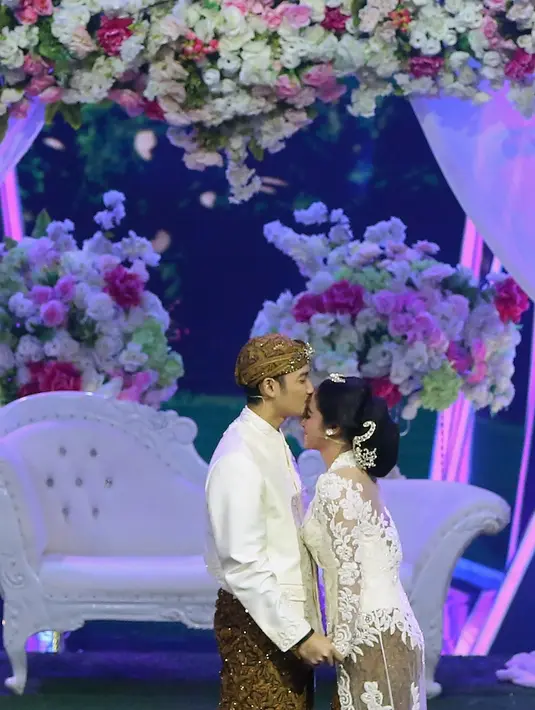 Sukses karier, perempuan biasa disapa Depe itu tidak sukses menjalin kisah asmara. Seperti diketahui, sebelum resmi dipersuting Angga Wijaya pada tahun lalu, Depe pernah nikah dengan  Aldiansyah Taher dan Saipul Jamil. (Bambang E Ros/Bintang.com)