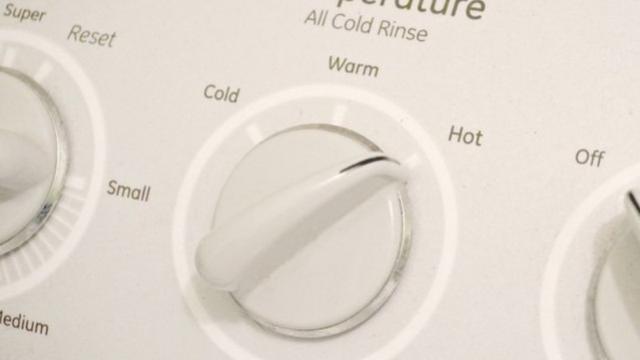 Cara Mudah Bersihkan Bantal Pakai Bahan Dapur, Cobain Deh